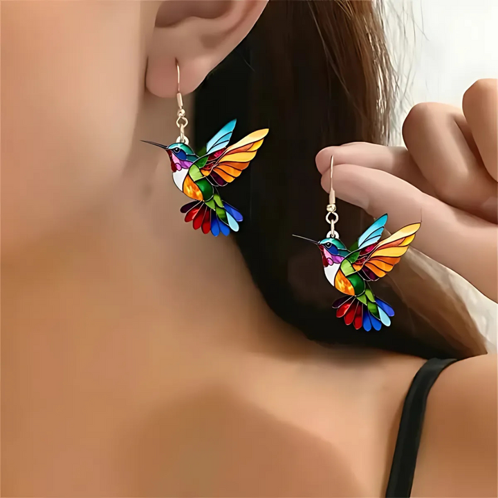 Farbige Kolibri Halskette für Damen, detailliertes Tier-Design, Ausdruck lebendiger Eleganz und Stil.