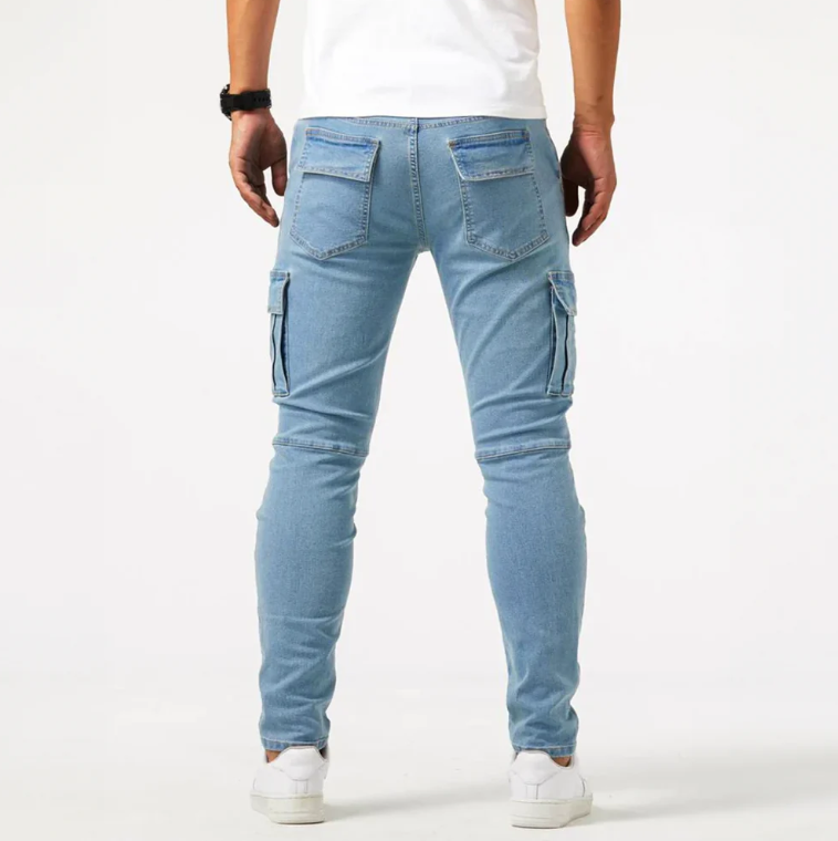 Herren Cargo-Skinny Hose mit praktischen Seitentaschen. Slim Fit Design für modernen, bequemen Look.