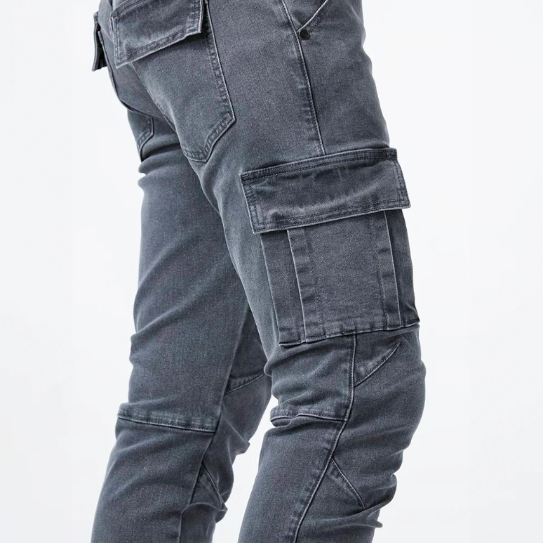 Schwarze Herren Cargo-Skinny Hose, Slim Fit. Trendige Herrenmode für einen schlanken, urbanen Freizeit-Look.