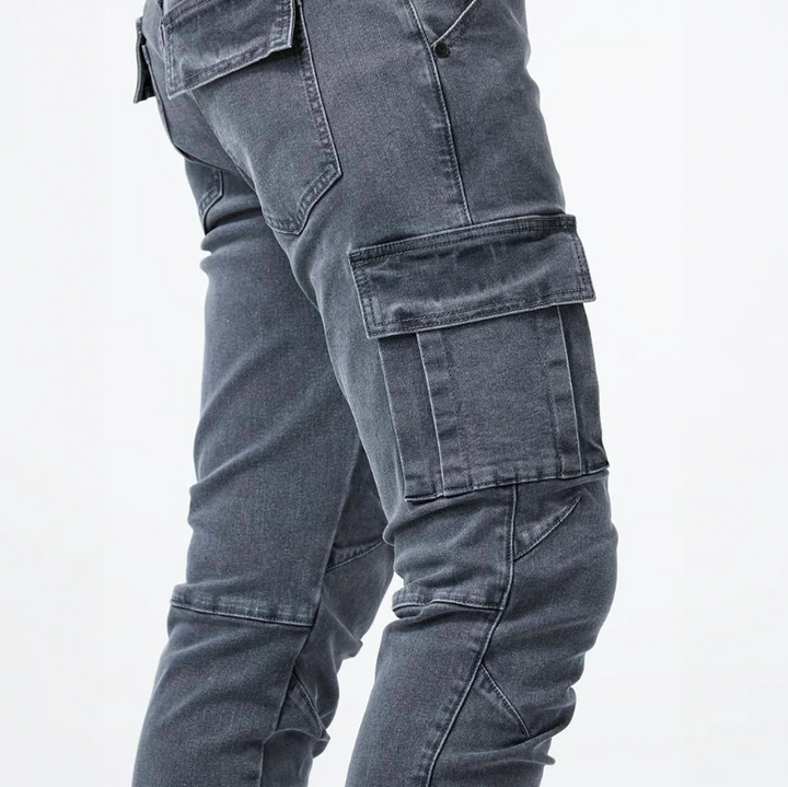 Schwarze Herren Cargo-Skinny Hose, Slim Fit. Trendige Herrenmode für einen schlanken, urbanen Freizeit-Look.