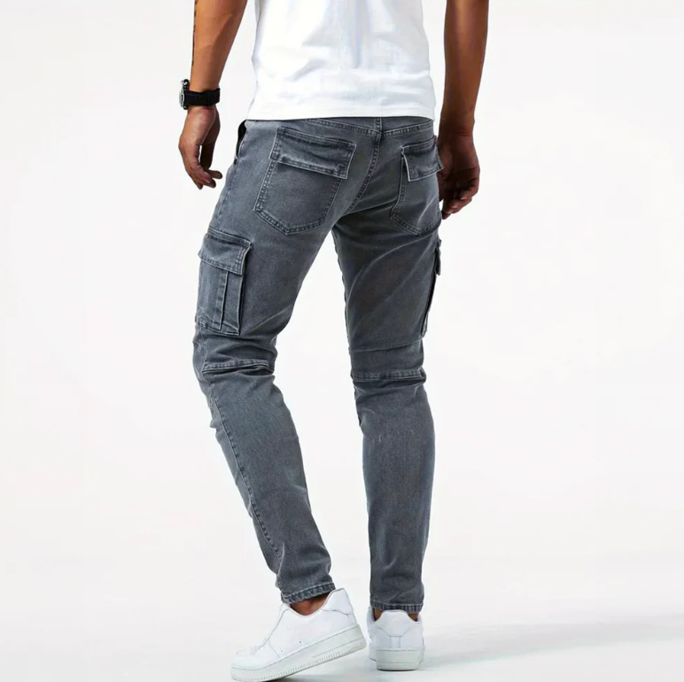 Vielseitige Herren Cargo-Skinny Hose. Moderner Slim Fit mit Seitentaschen, perfekt für den urbanen Alltag.