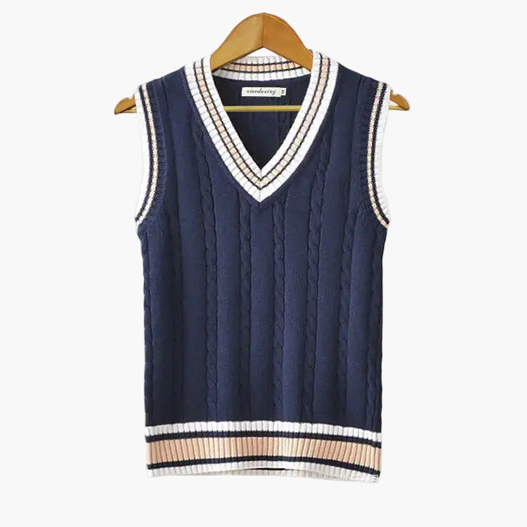 Ärmellose Herren Strickweste im Preppy Stil. Zeitloser V-Ausschnitt Slipover mit klassischem Zopfmuster.