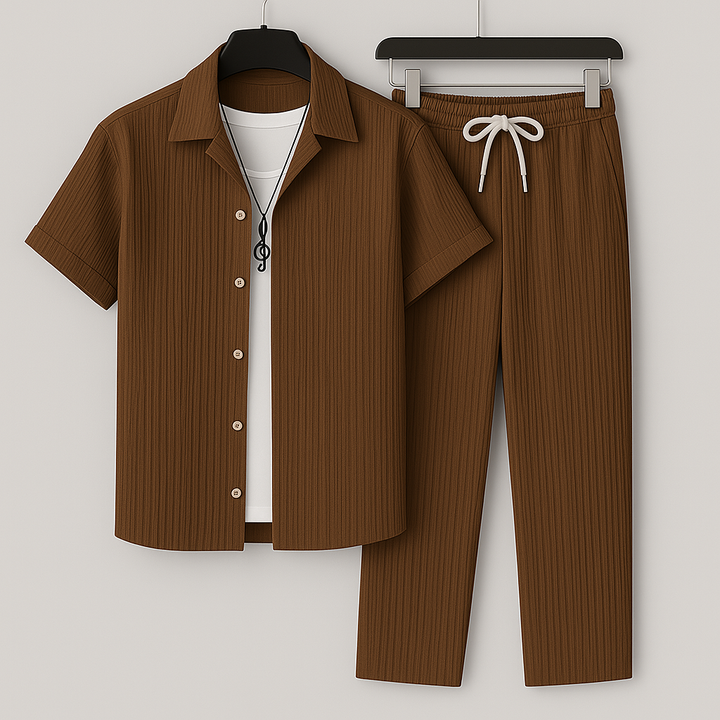 Weißes Herren Set mit Kurzarm. Entspannter Casual Zweiteiler, ideal als Sommer Outfit.