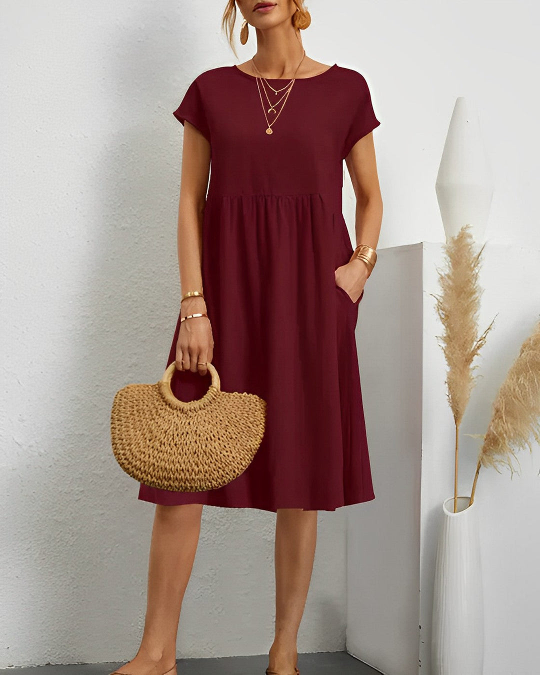 Leichtes, bequemes Damen Sommerkleid mit modernem Design, optimal für sonnige Tage.