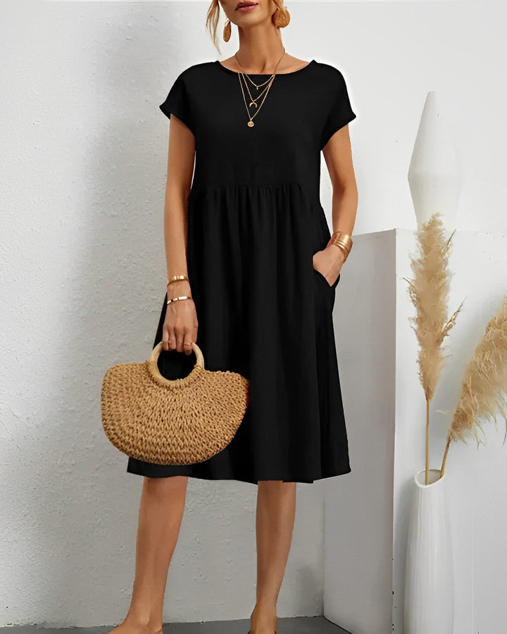Fließendes, elegantes Damenkleid für den Sommer, fühlt sich leicht und frisch an.