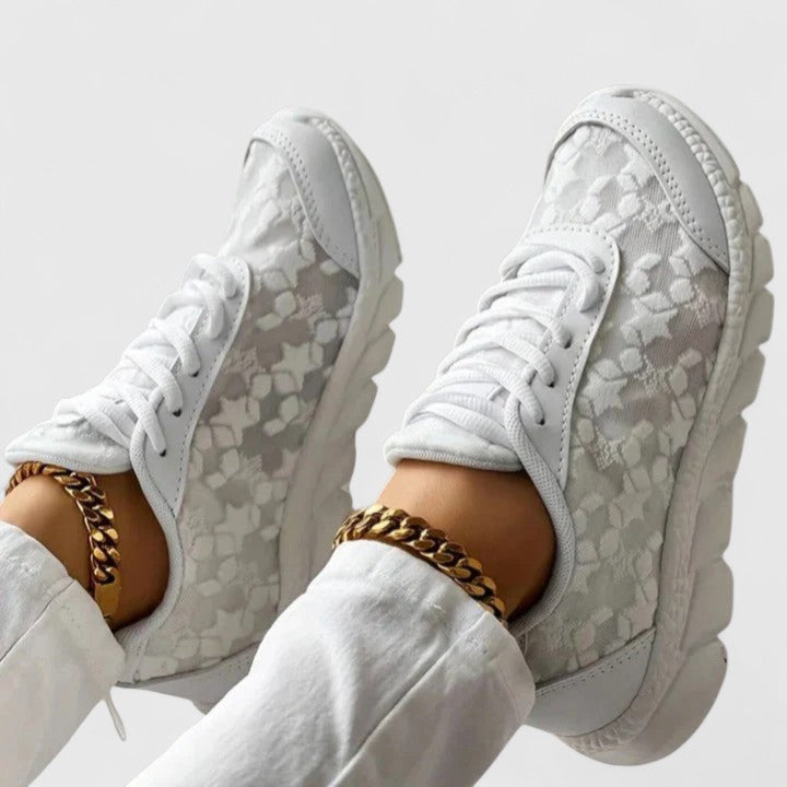 Vielseitige weisse Damen Alltagsschuhe für Freizeit und Komfort. Flexible, bequeme Schuhe mit rutschfester Sohle.