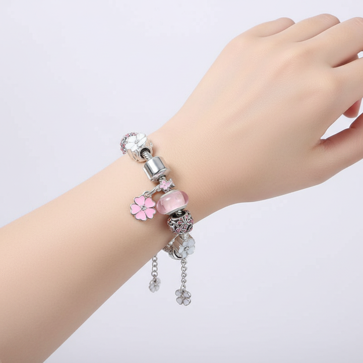Elegantes Damen-Silberarmband mit filigranem Blumenmuster, ein charmantes Accessoire und Geschenkidee.