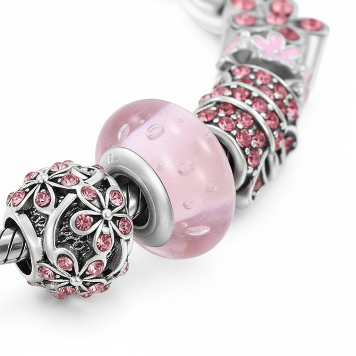 Nahaufnahme eines 925er Sterlingsilber Charm-Armbands für Damen mit detailliertem Blumen-Design.