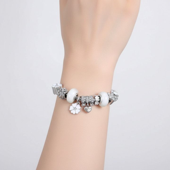 Handgefertigtes Damen-Charm-Armband aus 925er Sterlingsilber mit einzigartigem Blütendesign.