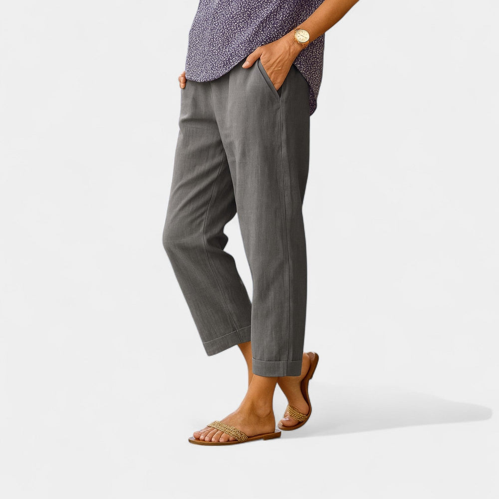 Stilvolle Damen Karottenhose, vielseitig kombinierbar. Lockere Passform und elastischer Bund für Komfort und Modernität.