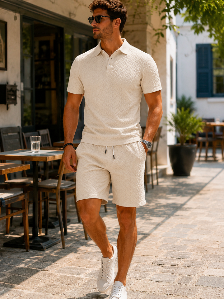 Stilvolles Herren Sommeroutfit: Ein schickes Polo-Set mit Shorts für Komfort und Eleganz an warmen Tagen.