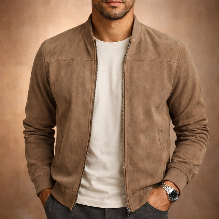 Moderne Herren Bomberjacke in Beige für einen lässig-eleganten Streetwear-Look. Stilvolle Übergangsjacke für Männer.