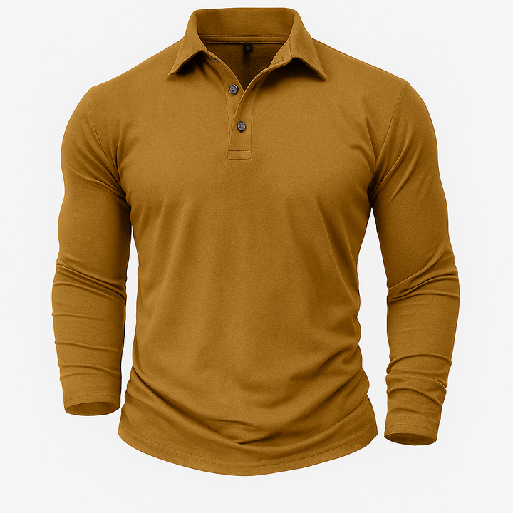 Mann entspannt in einem bequemen, vielseitigen Langarm-Poloshirt. Klassisches Pullover-Top für Freizeit & Alltag.
