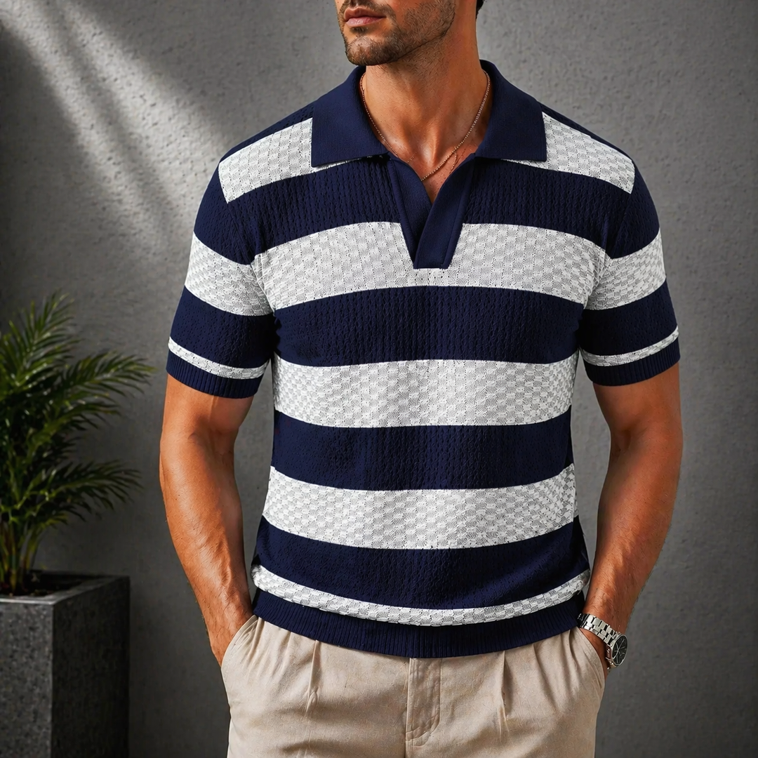 Marineblaues Herren Strick Poloshirt. Kurzarm, Strukturstreifen, offener Kragen. Stilvoll & bequem für Sommer.