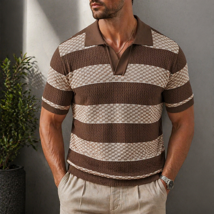 Herren Strick Poloshirt mit Strukturstreifen, offenem Kragen & Kurzarm. Eleganz für Freizeit & Business Casual.