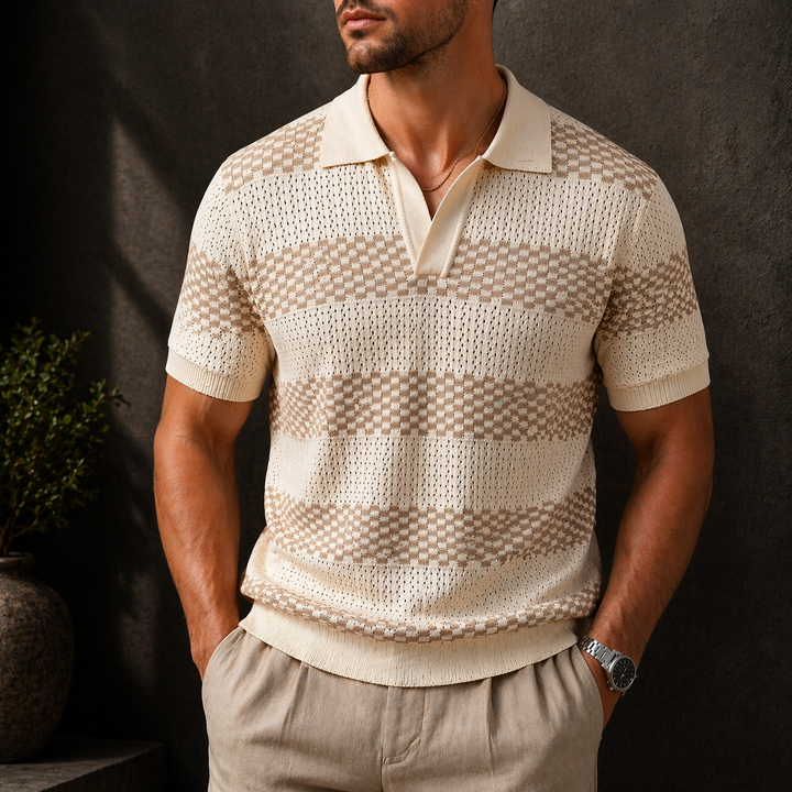 Braunes Herren Strick Poloshirt mit entspannter Passform. Strukturstreifen, offenem Kragen. Perfekt für den Sommer.