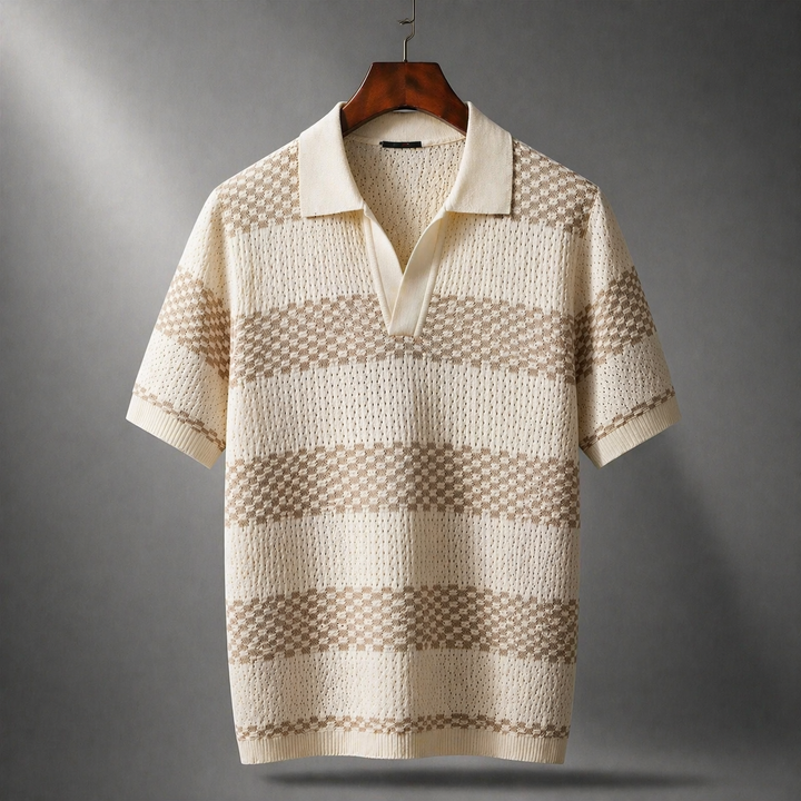Aprikosenfarbenes Herren Strick Poloshirt mit feinen Strukturstreifen, offenem Kragen. Ideal für Business Casual.
