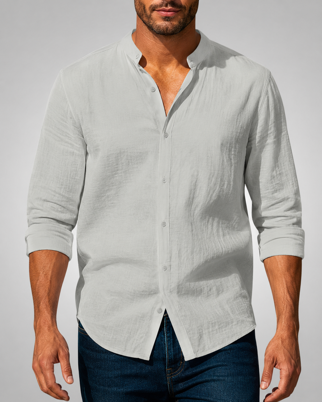 Modernes Herren Slim Fit Sommerhemd mit Stehkragen. Perfekt für einen lässigen Freizeit-Look in Weiß.
