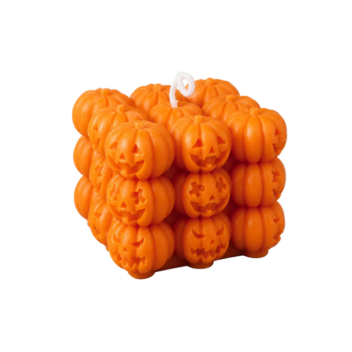 Detailreiche Jack O'Lantern Kürbiskerze aus Sojawachs, ideal als Halloween-Tischdeko.