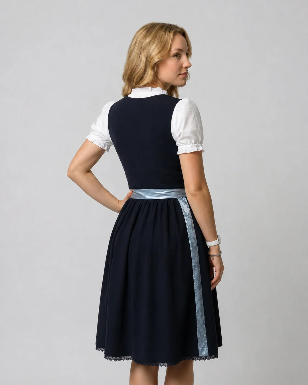 Elegantes Damen Trachtenkleid für Oktoberfest. Dirndl Set mit passender Schürze und verspielter Bluse.