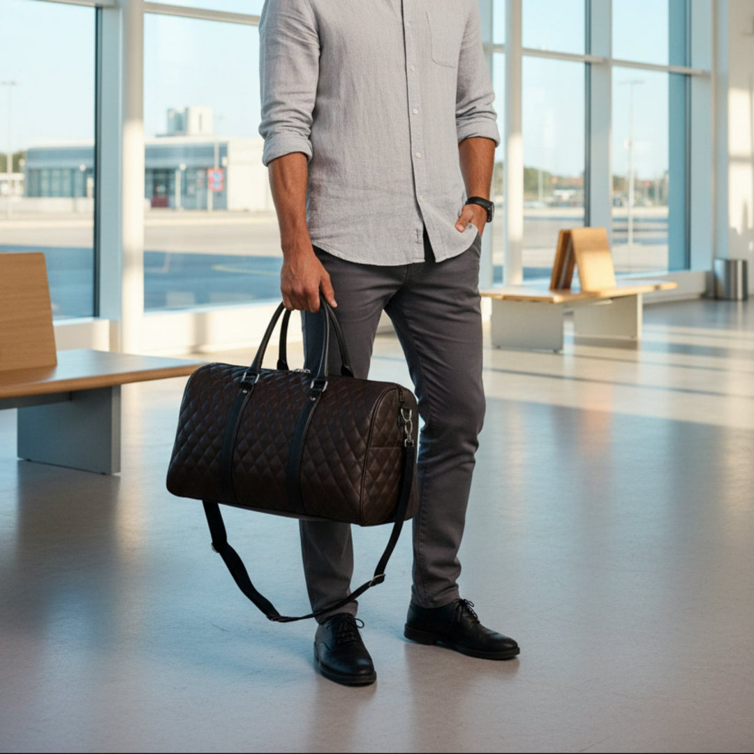Herren-Reisetasche aus Echtleder, stilvoll unterwegs am Flughafen, ideal als praktisches Handgepäck.