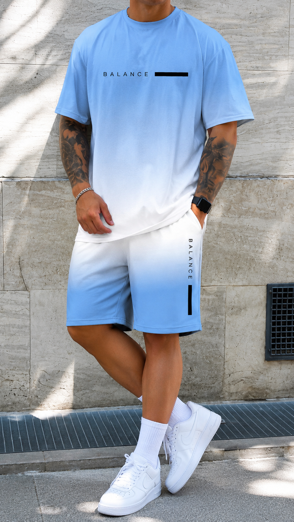Stylisches Herren Sommeroutfit: T-Shirt & Shorts mit trendigem Farbverlauf. Perfekt für urbane Streetwear.