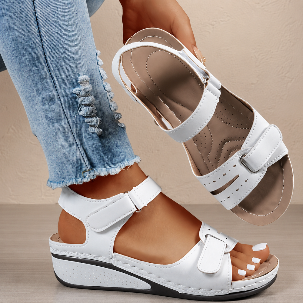 Verstellbare Riemen der Damen Komfort Sandalen für optimalen Halt & individuelle Anpassung bei Fussschmerzen.