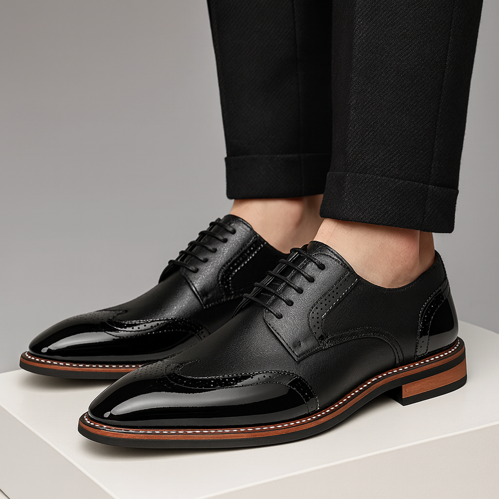 Detaillierte Ansicht der braunen Leder Brogue Wingtip Schuhe, elegant und bequem für den modernen Mann.