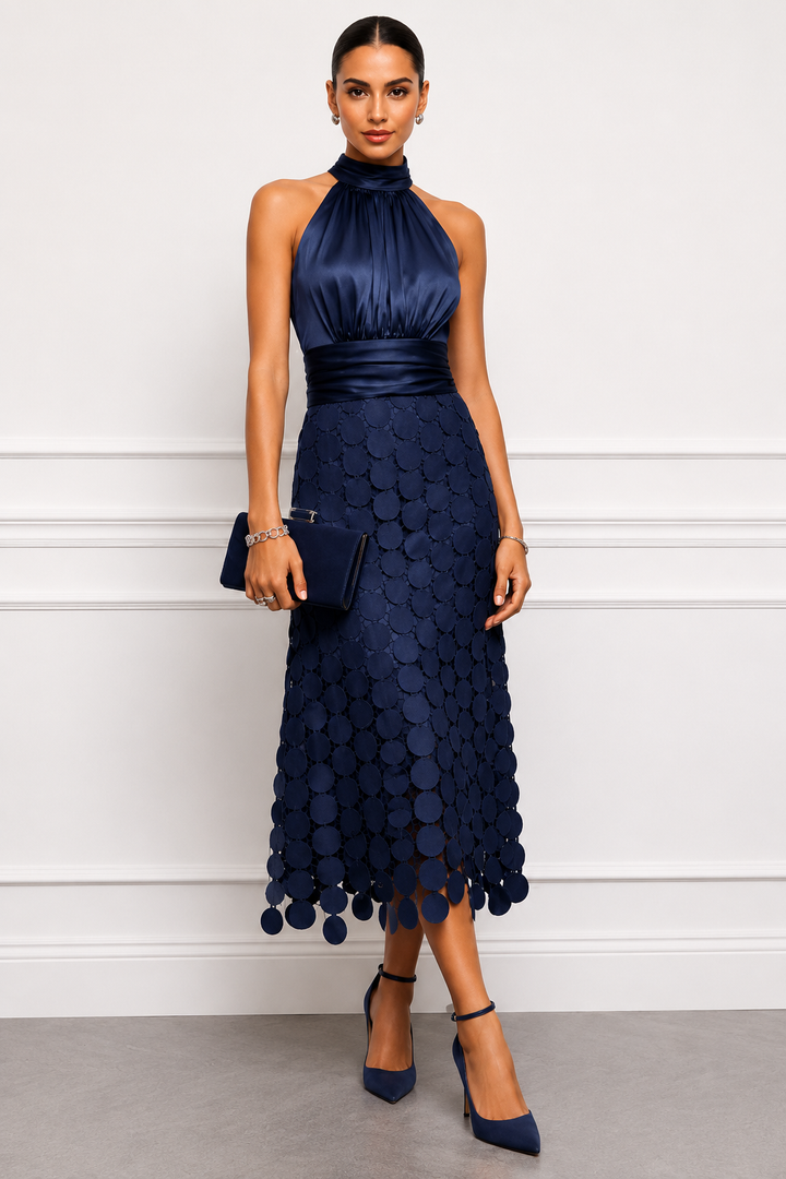 Elegantes Damenkleid mit Halterneck, Midilänge, ideal für formelle Anlässe und Abende.