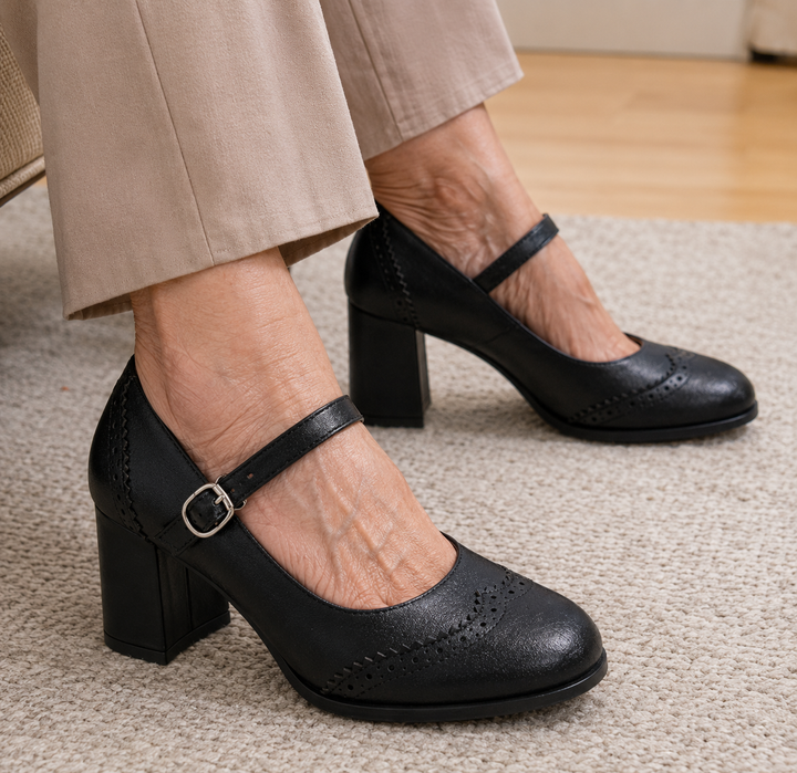 Elegante Damen Mary-Jane-Schuhe in Schwarz mit Budapester Muster und bequemem Blockabsatz.