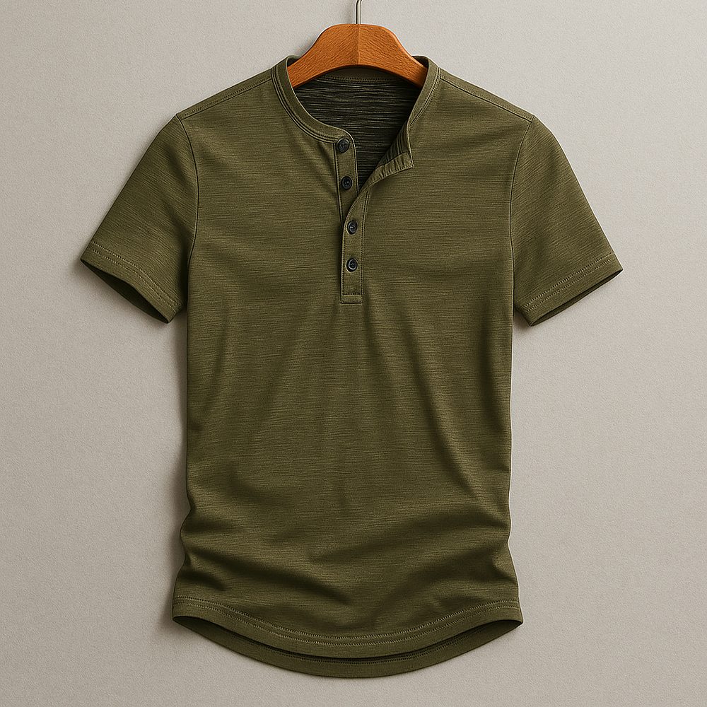 Luftiges Herren Henley-Shirt mit Kurzarm. Modernes, leichtes Freizeithemd mit Knopfleiste, ideal für warme Tage.