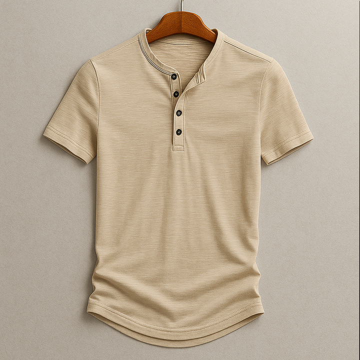 Weißes Herren Kurzarm Henley-Shirt. Bequemes Freizeithemd mit abgerundetem Saum, perfekt für Frühling & Sommer.