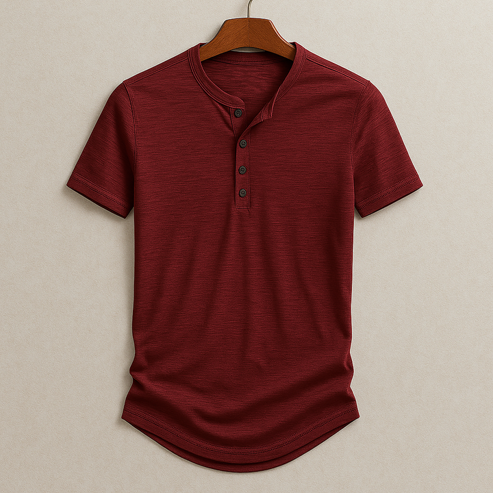 Hellblaues Herren Kurzarm Henley-Shirt. Leichtes, bequemes Freizeithemd mit abgerundetem Saum für Sommer/Frühling.