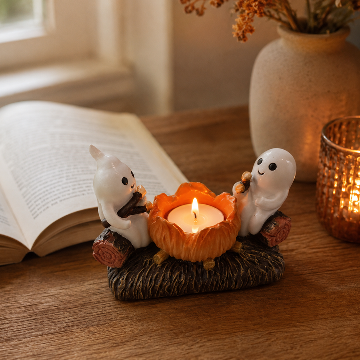 Gruseliger Geister-Kerzenhalter aus Harz, ideale Halloween Deko für eine unheimliche Herbstnacht.