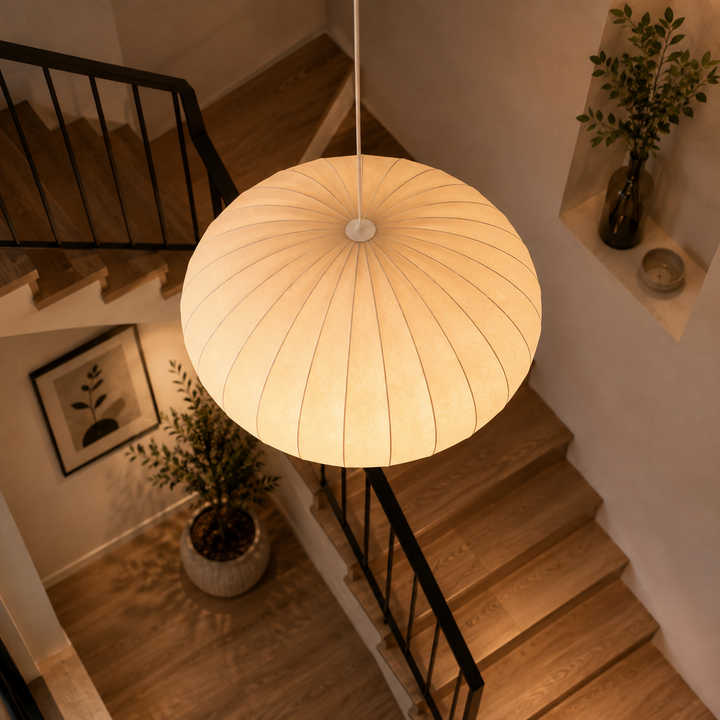 Japandi Hängeleuchte aus Naturseide für Schlafzimmer. Minimalistische Seidenlampe mit skandinavischem Touch.