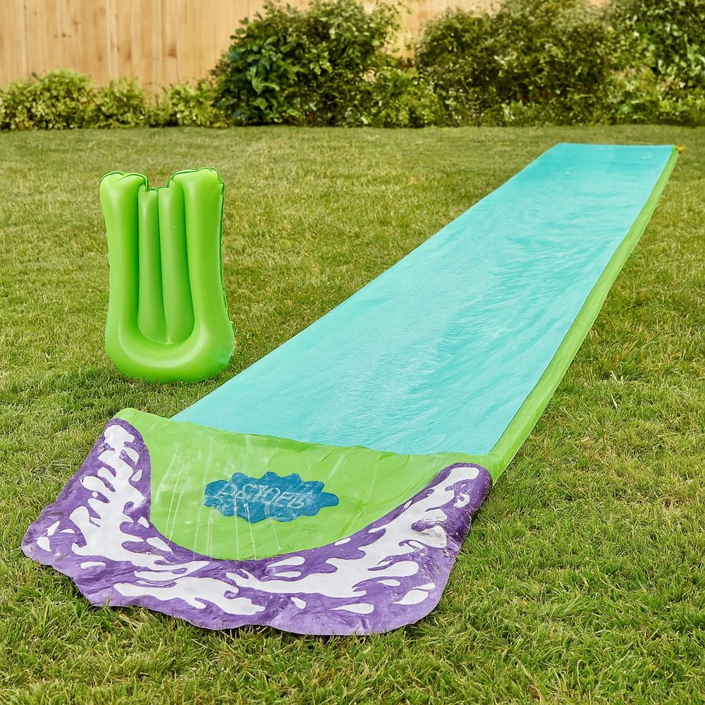 Große aufblasbare Wasserrutsche für unvergesslichen Familien-Sommerspaß und Outdoor-Wasserpartys im Garten.