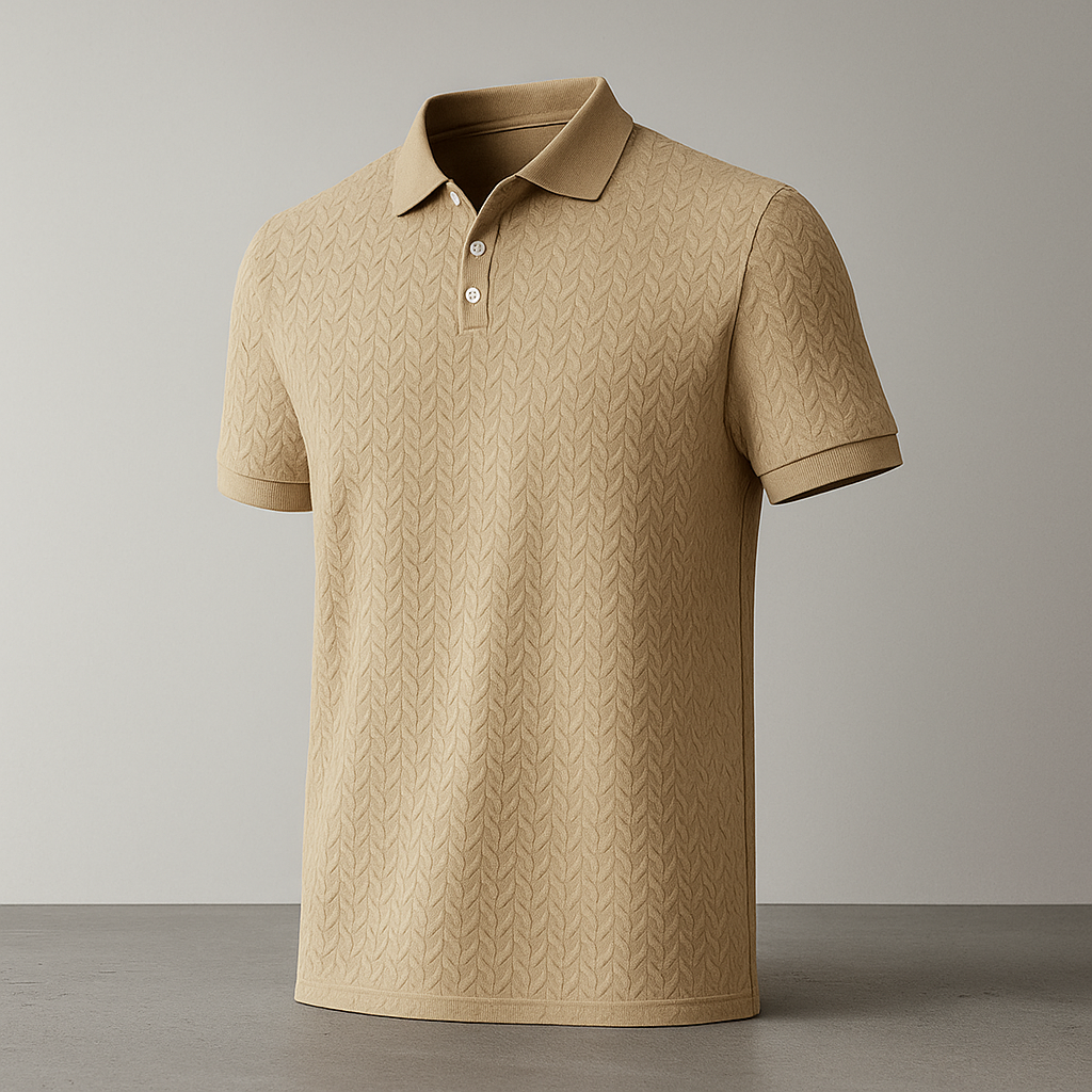 Moderner Mann trägt sommerliches Kurzarm-Polohemd mit Fischgrätenmuster für lässige Eleganz.