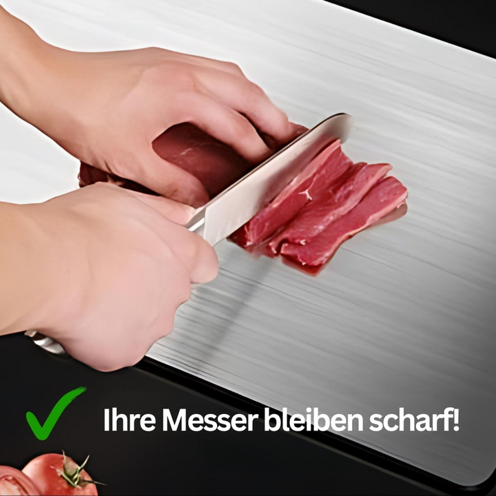 Koch bereitet Gemüse auf dem hygienischen, langlebigen Edelstahl-Schneidebrett vor – Top-Küchenzubehör.