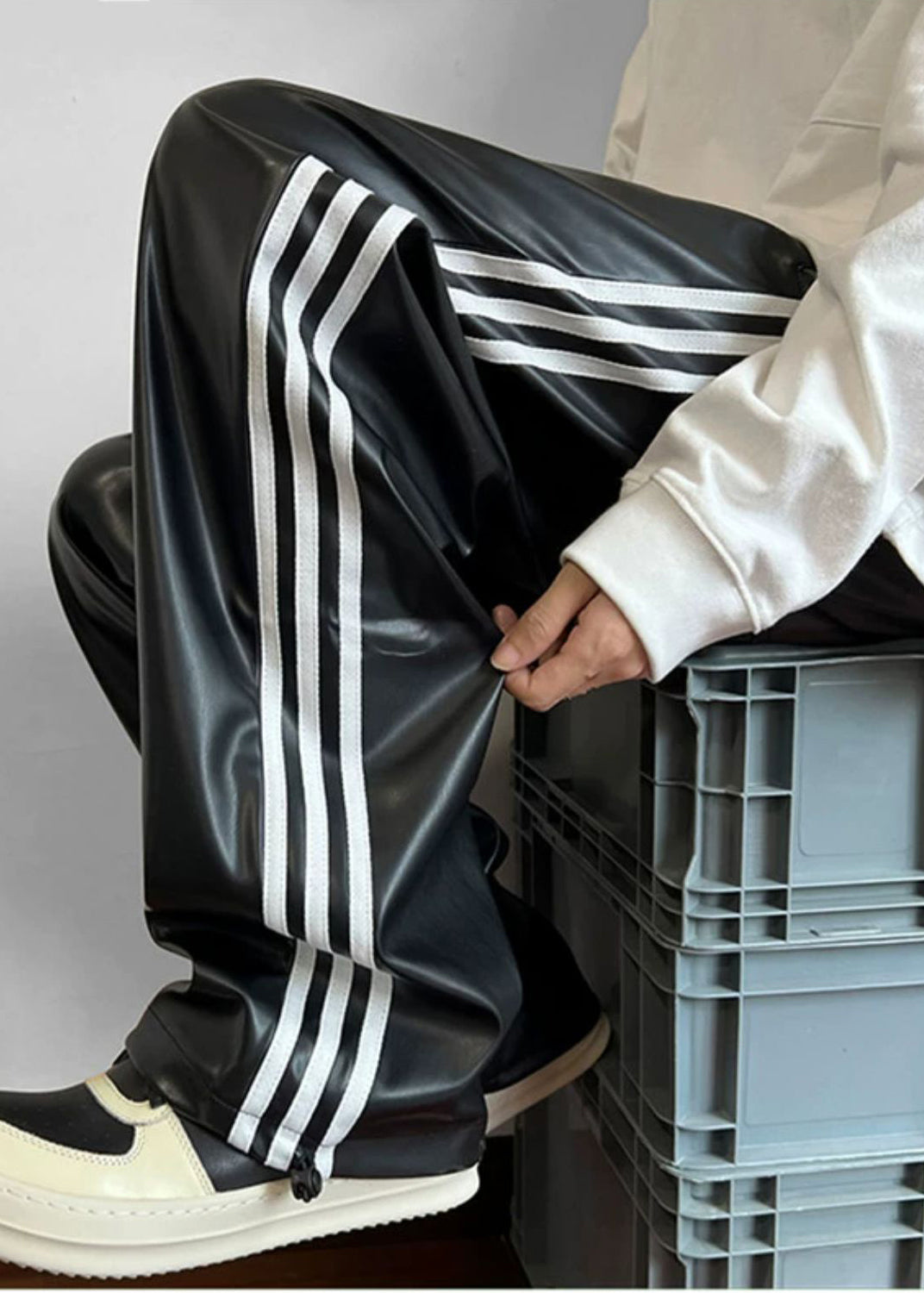 Stylische gestreifte Herren Freizeithose mit moderner Passform. Übergroße Männerhose für lässige Streetwear Outfits.