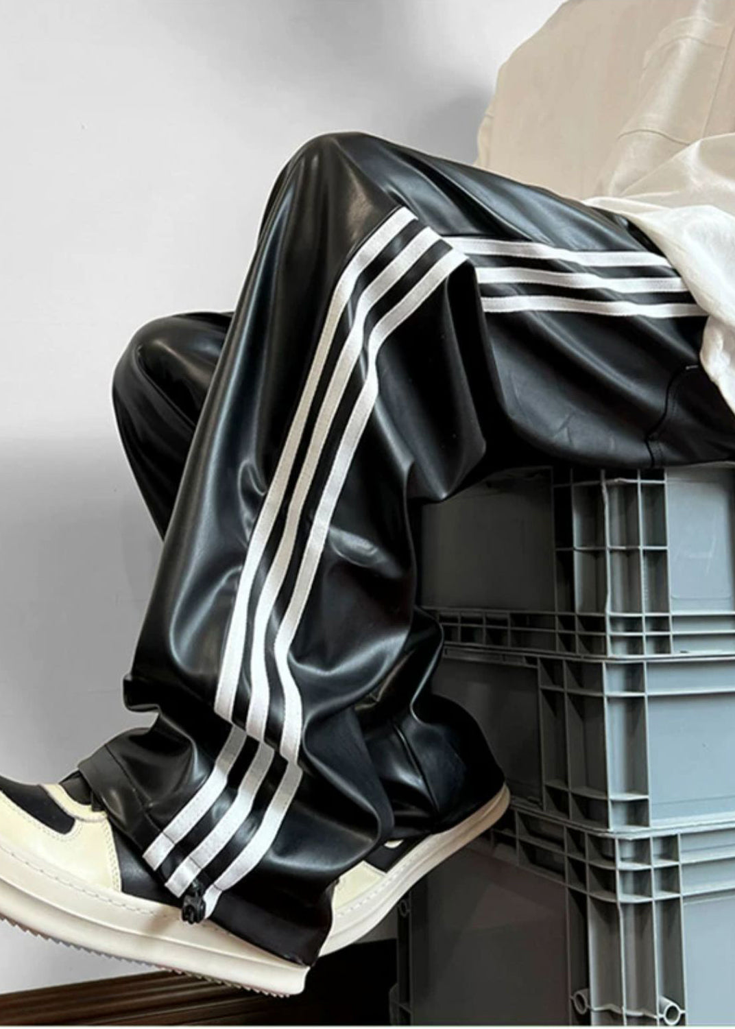 Bequeme übergroße gestreifte Herrenhose, perfekt für entspannte Frühlingstage. Moderne Streetwear Freizeithose.