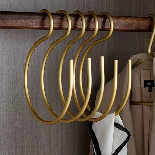 Praktischer S-Form Kleiderbügel FormaS für maximale Platzersparnis und Ordnung im Kleiderschrank.