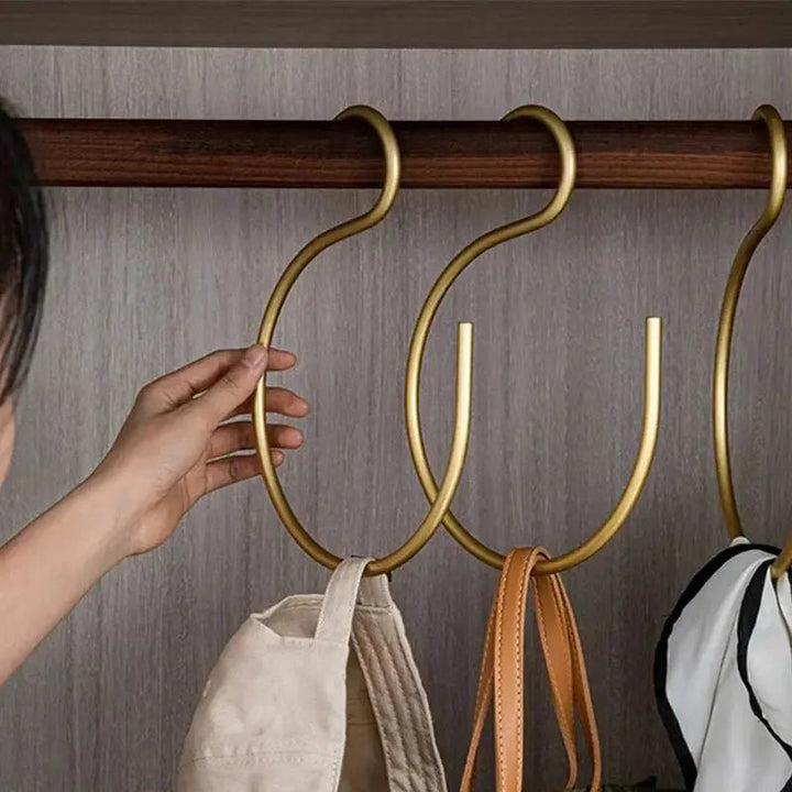 Eleganter silberner S-Form Schrankorganizer FormaS, perfekt für die übersichtliche Garderobe.