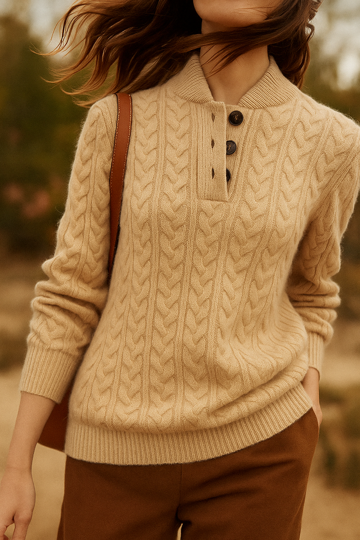 Frau trägt modischen Damen Zopfstrickpullover mit Rollkragen, ideal für Herbst und Winter.