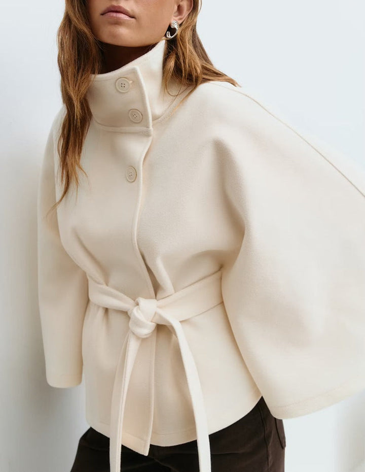 Schicker Damen Cape Mantel, perfekt für besondere Anlässe. Vielseitige Damenmode für Herbst, Winter und Übergang.