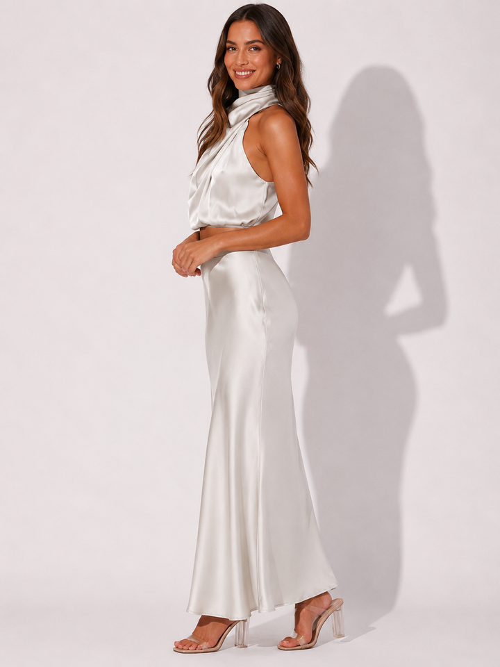 Model in elegantem Damen Zweiteiler Kleidset: Stilvoller Rock & Oberteil für festliche Abendkleidung.