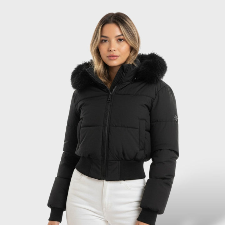 Stilvolle Damen Kapuzen-Kurzjacke in Weiß, elegant tailliert und komfortabel für kühle Tage oder den Übergang.