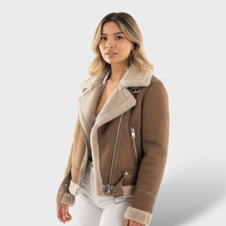 Elegante, moderne Damen Kurzjacke Clara in Braun, perfekt für Business & Freizeit, stilvolle Damenmode.