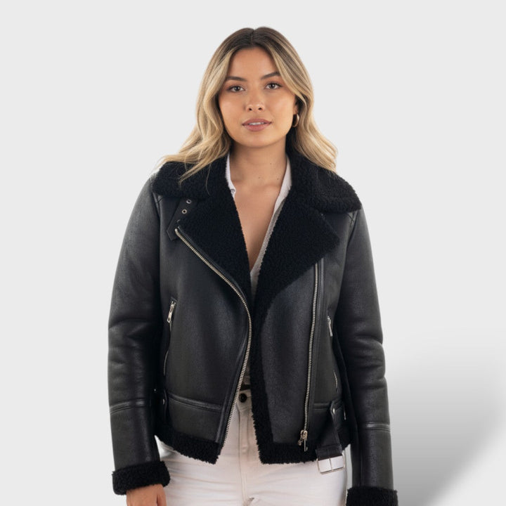 Stilvolle, moderne Damen Jacke Clara in Schwarz; elegante Kurzjacke für Business und Freizeit.