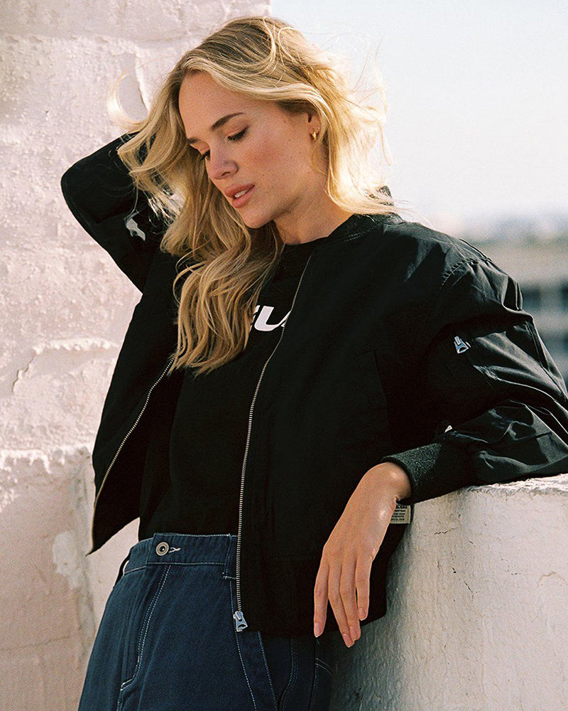 Klassische Damen Bomberjacke mit zeitlosem Stil. Eine vielseitige Jacke für jede modebewusste Frau.