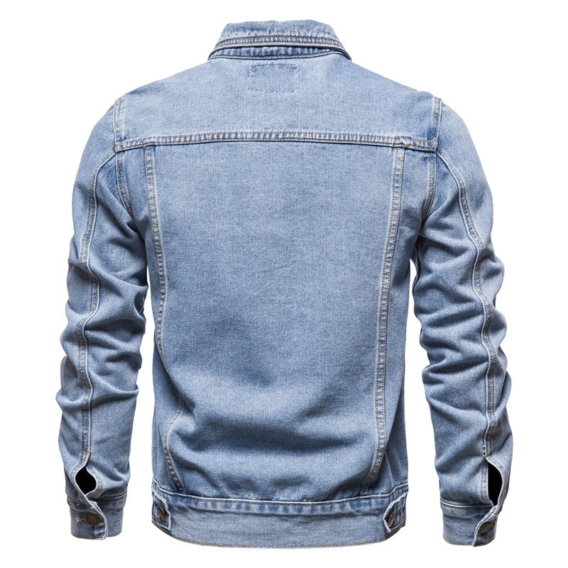 Mann trägt dunkelblaue klassische Darrel Jeansjacke mit Knopfleiste, ideal für den Alltag.